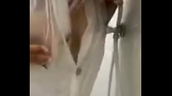 Menari Telanjang Dengan Gaya Yang Menggoda