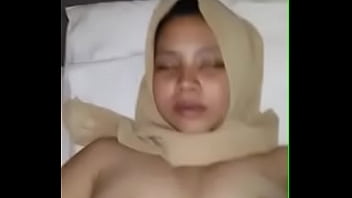 Gadis Berjilbab Indonesia Dihardik Dan Dientot Hingga Meraung – Part 1