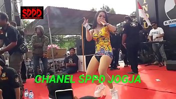 Sintya Riske Yang Seksi Menggoyang Tubuhnya Dengan Liar Di Atas Panggung, Membuat Semua Mata Terpana Pada Gerakan Erotisnya Yang Memabukkan.
