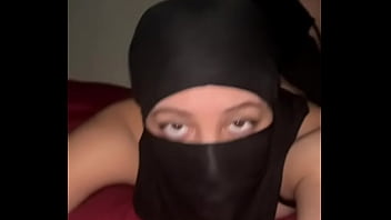 Gadis Arab Nakal Bergoyang Pantat Montok Dan Menggoda Dengan Bokongnya Yang Menggairahkan Sambil Berhijab