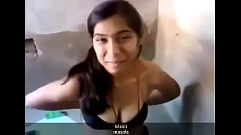 Gadis Desi Seksi Melepas Pakaian Dengan Penuh Gairah