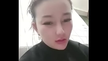 Gadis Asia Menggoda Tukang Pijat Dengan Aksi Panas Di Video Live