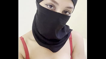 Gadis Arab Berhijab Bergaun Niqab Menggoda Dengan Payudara Besar Dan Tetek Bulat Sempurna