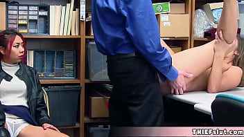 Gadis Cina Imut Dan Sahabat Pirangnya Ketahuan Mencuri Dengan Gaya Seksi