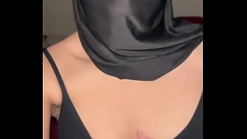 Gadis Arab Berhijab Meremas Dan Mengelus Payudaranya Sendiri Dengan Penuh Nafsu, Menyembah Tubuhnya Yang Seksi Dalam Adegan Solo Yang Panas.