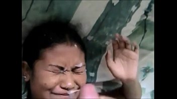 Tangan Asia Menggoda Batang Besar Hingga Memuntahkan Tumpahan Sperma Panas Di Wajah