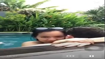 Bercinta Di Kolam Saat Live, Aduh Basah Dan Panasnya!