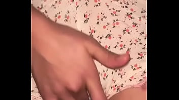Perempuan Berhijab Muslim Menggoda Klitoris Basahnya Dan Memuaskan Vaginanya Dengan Jari-jari Liar