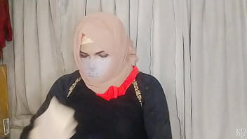 Gadis Berhijab Mengikat Dirinya Dengan Nafsu Yang Membara