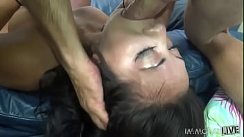 Kaki Asia Yang Putih Susu Dan Menggoda