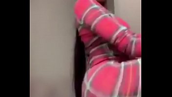Janda Asia Menggoyangkan Bokong Montoknya Di Instagram Live Sambil Menyanyikan Lagu Baru, Gerakan Mulutnya Yang Menggoda Bikin Panas.