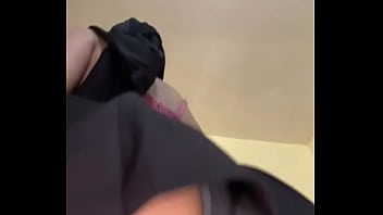 Gadis Berhijab Solo Dengan Pantat Arab Gede Yang Bulat Dan Montok Bermain-main Dengan Bokongnya Yang Menggairahkan Dan Bergoyang