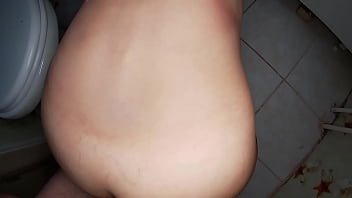 Anak Tiri Masuk Ke Kamar Mandi Dan Menggoda Ibunya Hingga Merangsang Dari Belakang