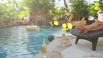 Jalan-jalan Di Pinggir Kolam Renang Dengan Adegan Panas / Brazzers / Unduh Lengkap Di Https://zzfull.com/wal