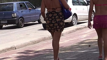 Gadis Manis Nan Menggoda Sedang Menuju Pantai Dengan Pantat Yang Begitu Menggairahkan!