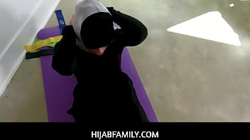 Destinasi Terlarang: Pelatih Tergoda Nafsu Dengan Atlet Berhijab Yang Menggoda