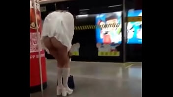 Gadis Asia Di China Melepas Pembalut Di Tempat Umum, Tampil Seksi Dan Menggoda