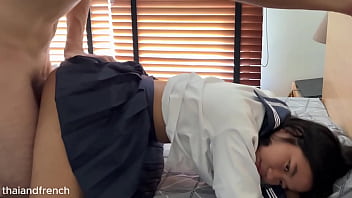 Remaja Thailand 18 Tahun Dengan Memek Sempit Tak Kuasa Menahan Kontol Bule Yang Besar