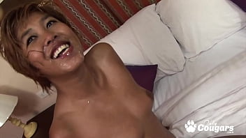 Milf Asia Bergigi Tonggos Diolesi Minyak Dan Ditusuk Dalam-dalam Sampai Ke Biji