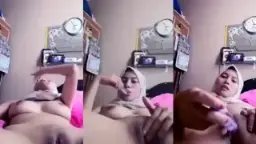 Gadis Manis Mengocek Memek Sambil Telentang