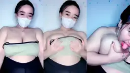Gadis Seksi Menggoda Meremas Payudara Besarnya Yang Menggairahkan