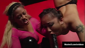 Maxine X Yang Montok Menggoyang Kekasih Lesbian Siren Thorn Hingga Terbalik!