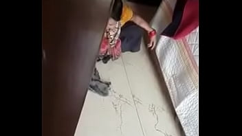 Pembantu Desi Membuka Bajunya Dengan Genit
