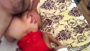Ibu Tiri Seksi Dengan Lingerie Merah Menggoda, Mengisap Penis Anak Tirinya Dan Membiarkannya Masuk Ke Lubang Anusnya