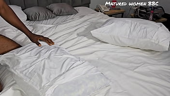 Ibu Tiri Tak Kuasa Menahan Dua Kontol Besar Yang Ingin Menghancurkan Pantatnya