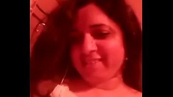 Gadis India Yang Menggoda Dengan Sari Transparan Dan Pinggul Bergoyang