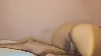 كلام العاهرة المثيرة وهي تُمارس الجنس من الخلف، استمع إلى نساء الشعب المثيرة