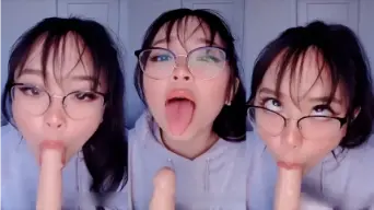 Ambiyah Hoodie Biru Terbaru: Mengisap Dildo Dengan Nafsu Membara