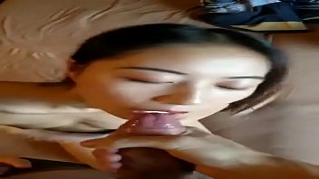 Pacar Tionghoa Memberikan Blowjob Dan Facial Dengan Kontol Besar