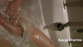 Gadis India Berkemban Alami, Kavya, Menggoda Dirinya Di Bak Mandi Dengan Audio Senggama Hindi