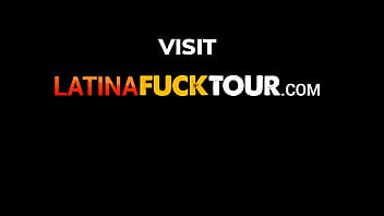 Pelayan Kolombia Mungil Membungkuk Dan Memenuhi Vagina Ketatnya