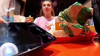 Kakak Tiriku Mengajakku Main Sambil Mengendalikan Getaranku Di Tempat Umum!