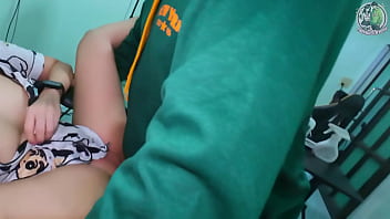 Gadis Manis Digituhi Dalam Gaun Tidur, Sperma Muncrat Membasahi Memeknya, Suara Menggairahkan Kualitas 4k