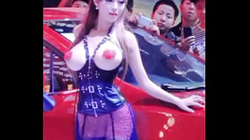 Chica China Voluptuosa Con Curvas Ardientes Y Pechos Exuberantes