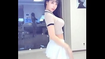 Tarian Menggoda Angela Manjusaka, Si Streamer Seksi Dari Tiongkok