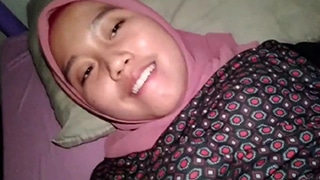Gadis Berjilbab Digoda Mesra Oleh Kekasihnya