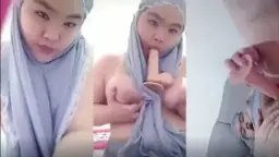 Gadis Berkerudung Abu-abu Telanjang Mengocok Memek