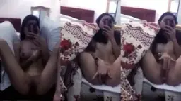 Gadis Muda Menggoda Diri Sendiri Di Depan Cermin