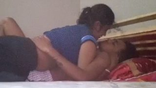 Pria India Menggoda Tetangganya Yang Seksi, Mengisap Payudara Montok Bhabhi