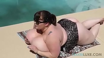 Ssbbw Lexxxi Luxe Menggoda Tukang Kolam Dengan Membuka Atasan