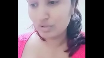 Swathi Naidu Memamerkan Payudaranya Dan Meminta Panggilan Dengan Memberikan Detail Kontaknya