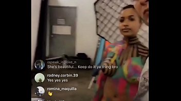 Tetesan Susu Tak Sengaja Saat Siaran Langsung Instagram