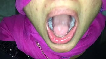 Tetes Sperma Mengalir Di Tenggorokan Bhabhi Gujarati Yang Haus Kepuasan