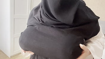 Istri Arab Teman Memamerkan Payudara Montoknya