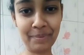 Desi Melepas Kutang Dan Jepret Foto Seksi Sendirian