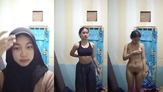 Gadis Berhijab Telanjang Pamer Tubuh Seksi